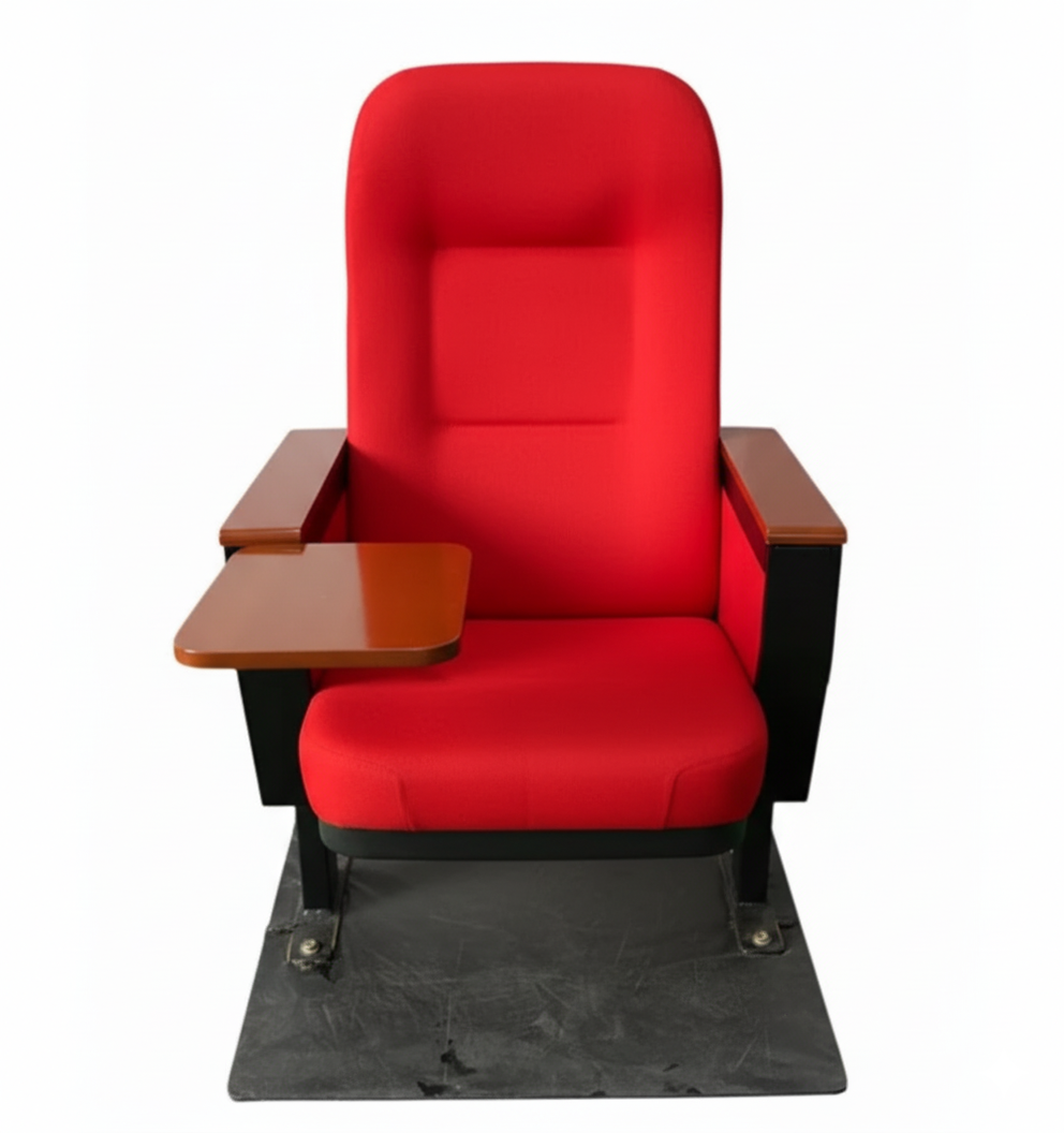 तकिये के ऊपर आर्मरेस्ट वाली लकड़ी की हल्की नीली कुर्सी