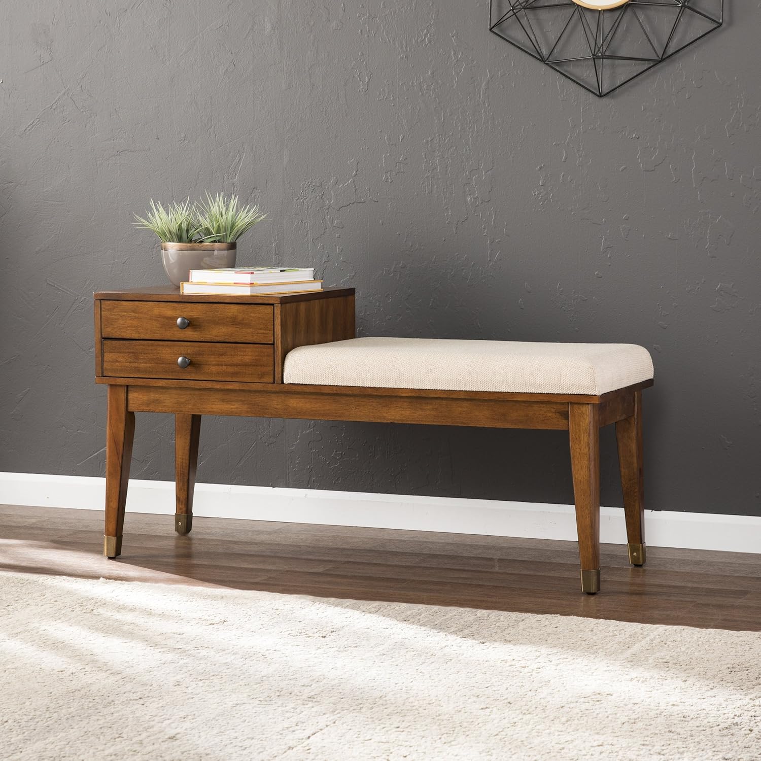 फ़ैब्रिक अपहोल्स्ट्री और लकड़ी के बेस में स्टोरेज के साथ ओटोमन