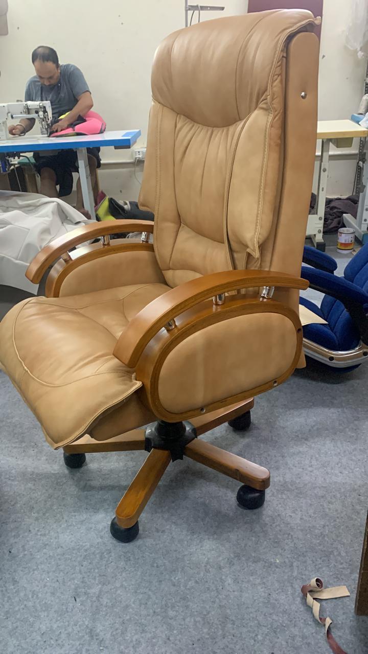 Ergonomic Director Chair: Modern Design, Plyboard & Leatherette, Recliner, Height Adjustable, Fixed Armrest & Revolving for Ultimate Comfort