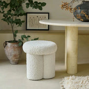 মার্জিত অভ্যন্তরের জন্য প্লাশ পাউফ সহ বাড়ির জন্য অটোমান, বসার ঘরের জন্য আলংকারিক উচ্চারণ