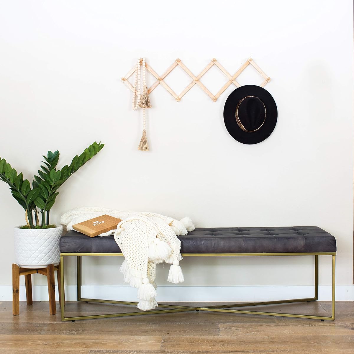 फ़ैब्रिक अपहोल्स्ट्री और मेटल बेस में ओटोमन