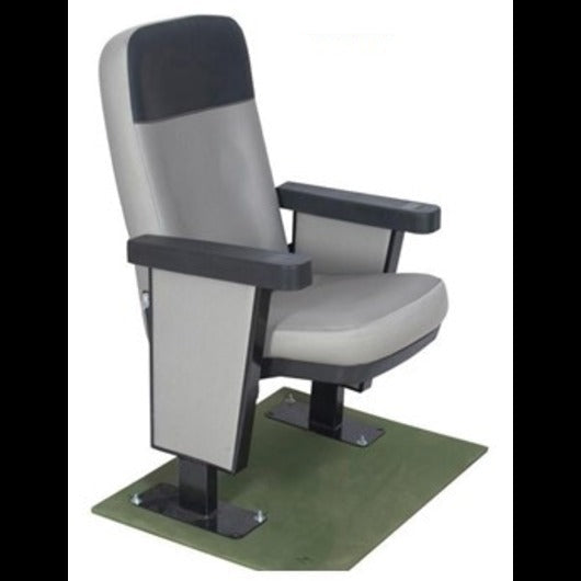 तकिये के ऊपर आर्मरेस्ट वाली लकड़ी की हल्की नीली कुर्सी