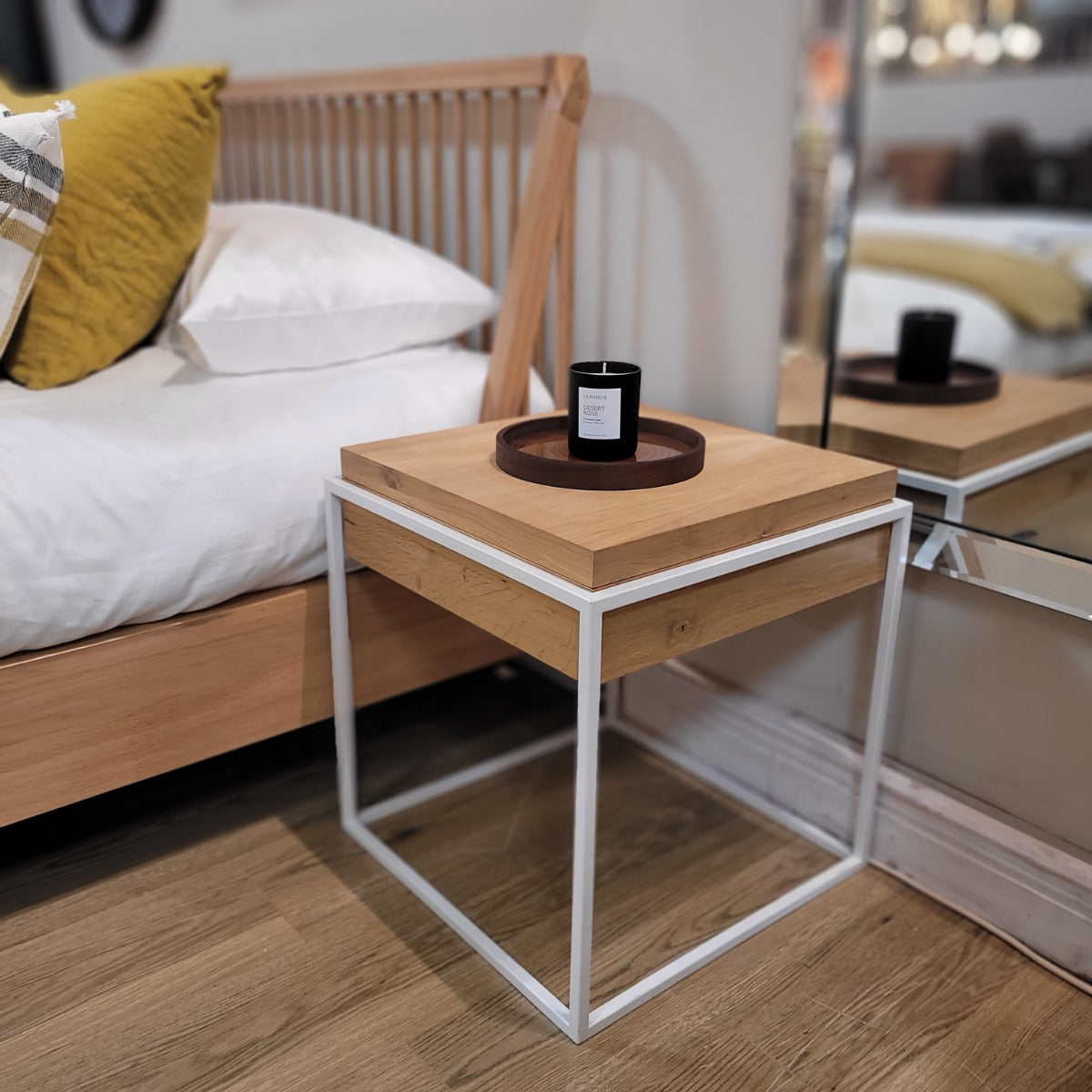 ধাতব ফ্রেম বেস সহ কাঠের সাইড টেবিল