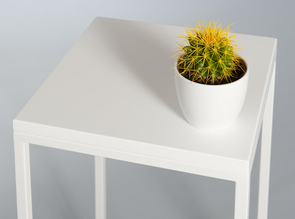 ধাতব পায়ের বেস সহ কাঠের সাইড টেবিল