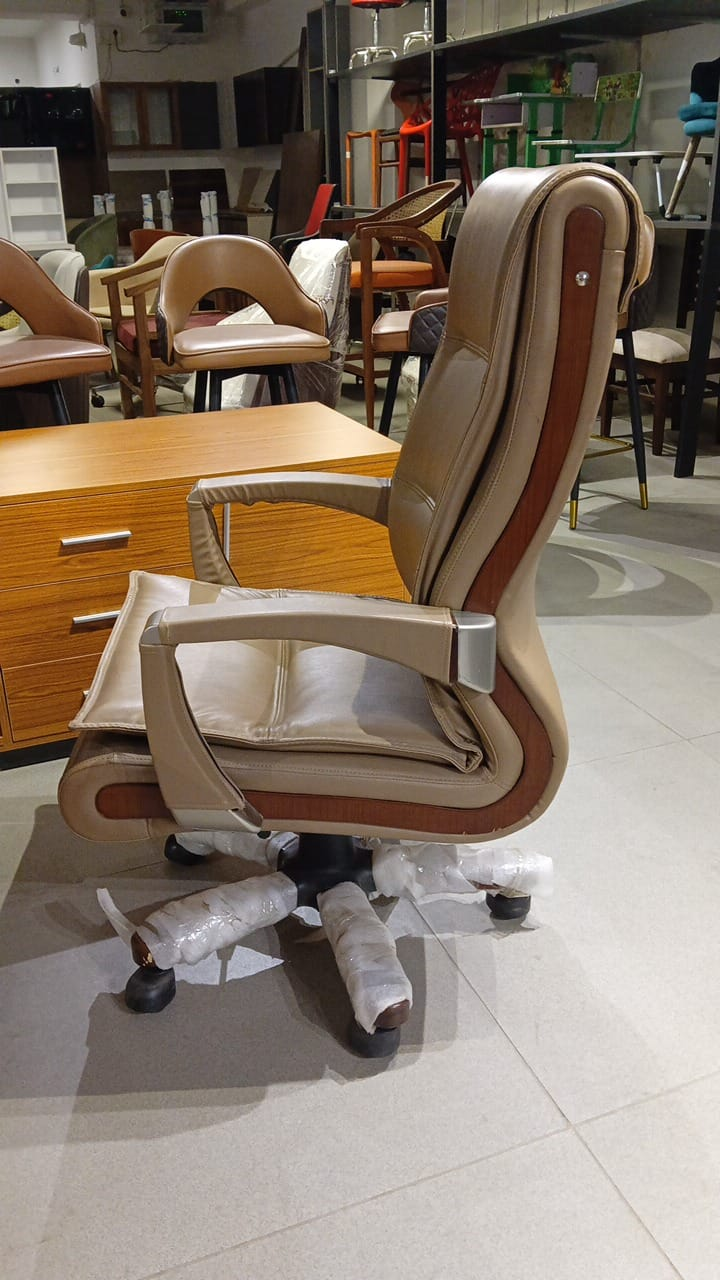 Director Chair for office Modern and Premium Design with Leatherette & Height Adjustable