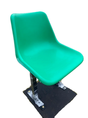 বালিশের উপরে আর্মরেস্ট সহ কাঠের হালকা নীল চেয়ার