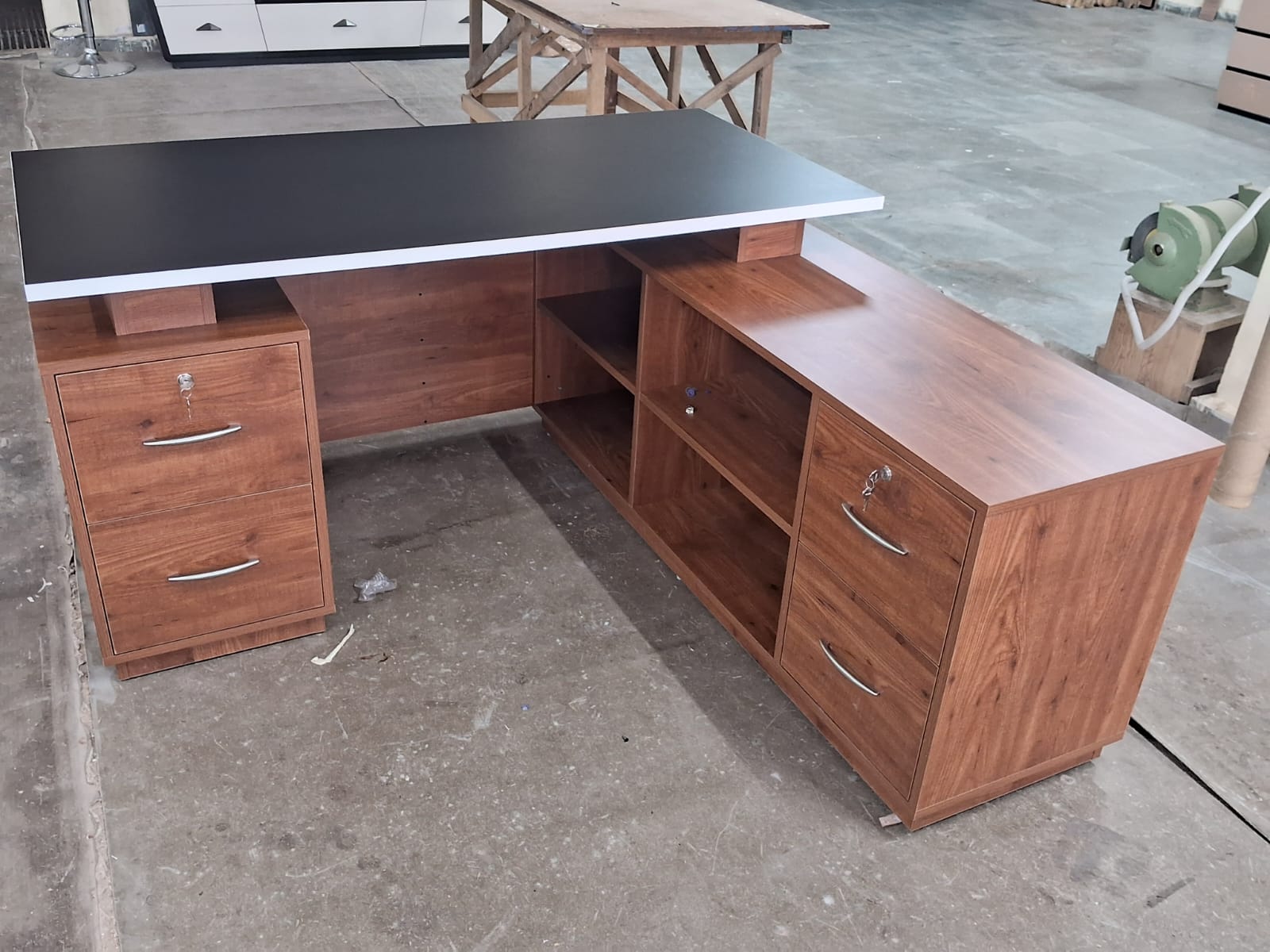Director L-Shape Office Table Luxury Desk Made in Particle Board with Drawer, Integrated Cable Management, and CPU Storage - Brown