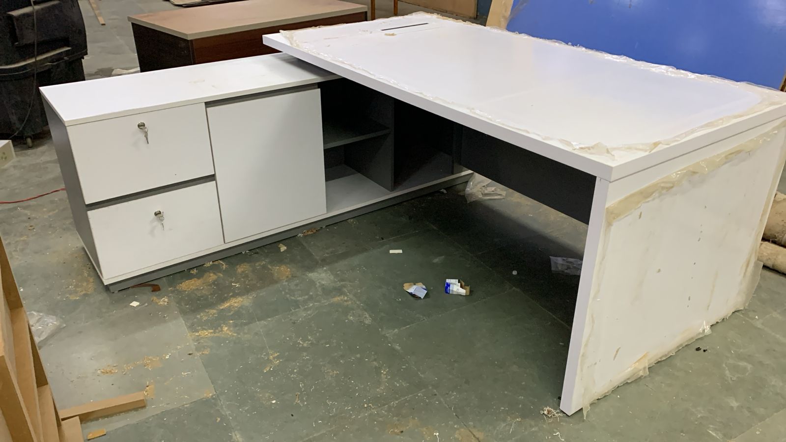 Director Table in Wooden Prelaminated Particle Board with Side Unit and Wire Manager