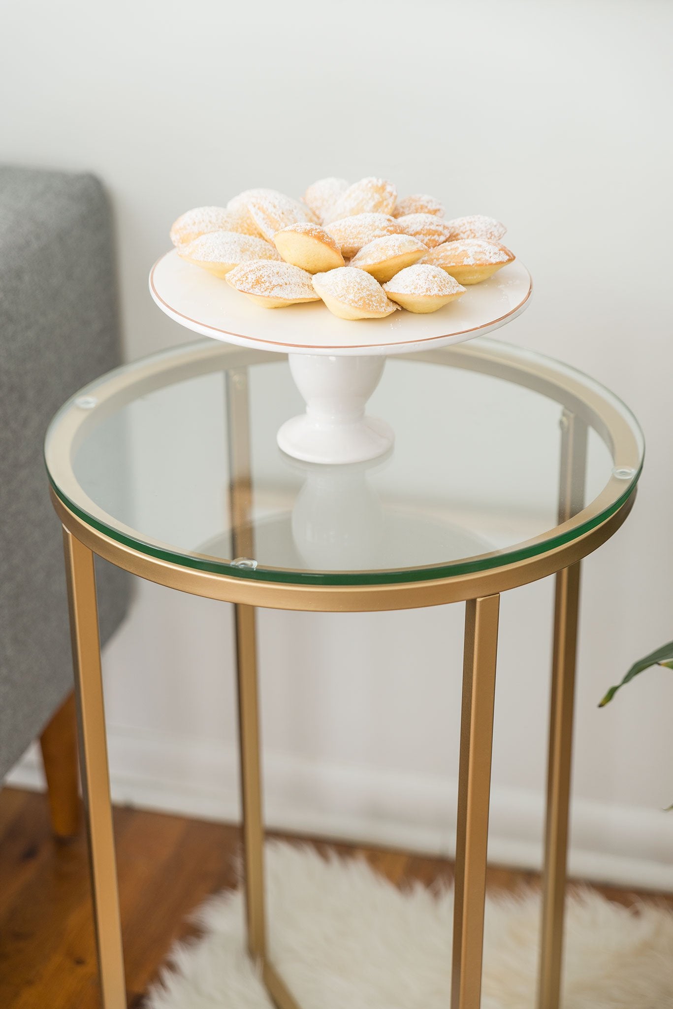 কাচের শীর্ষ এবং ধাতব ফ্রেম সহ গোলাকার সাইড টেবিল