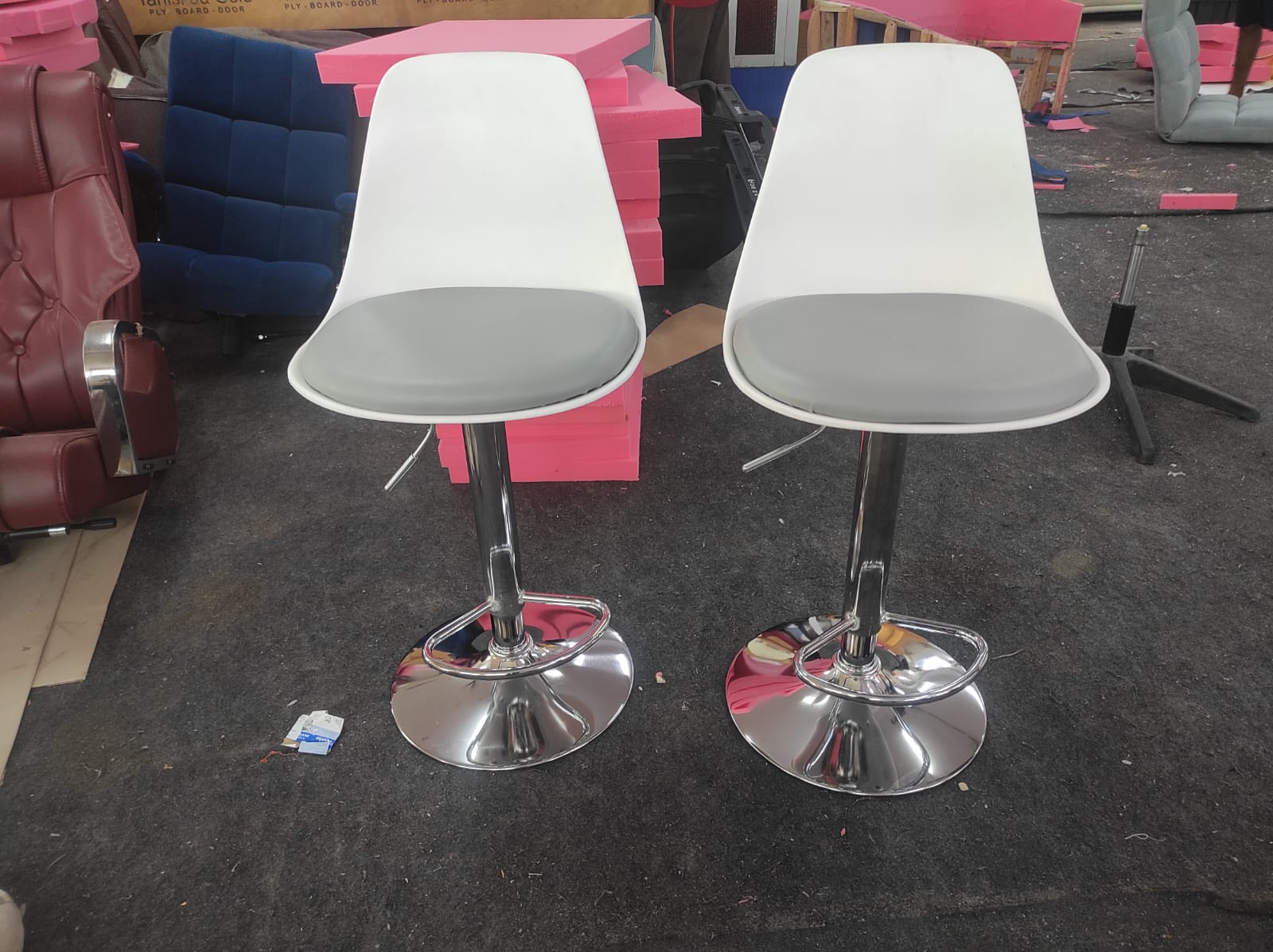 Bar Stool Leatherette With Height Adjustable Metal Chrome - white colour