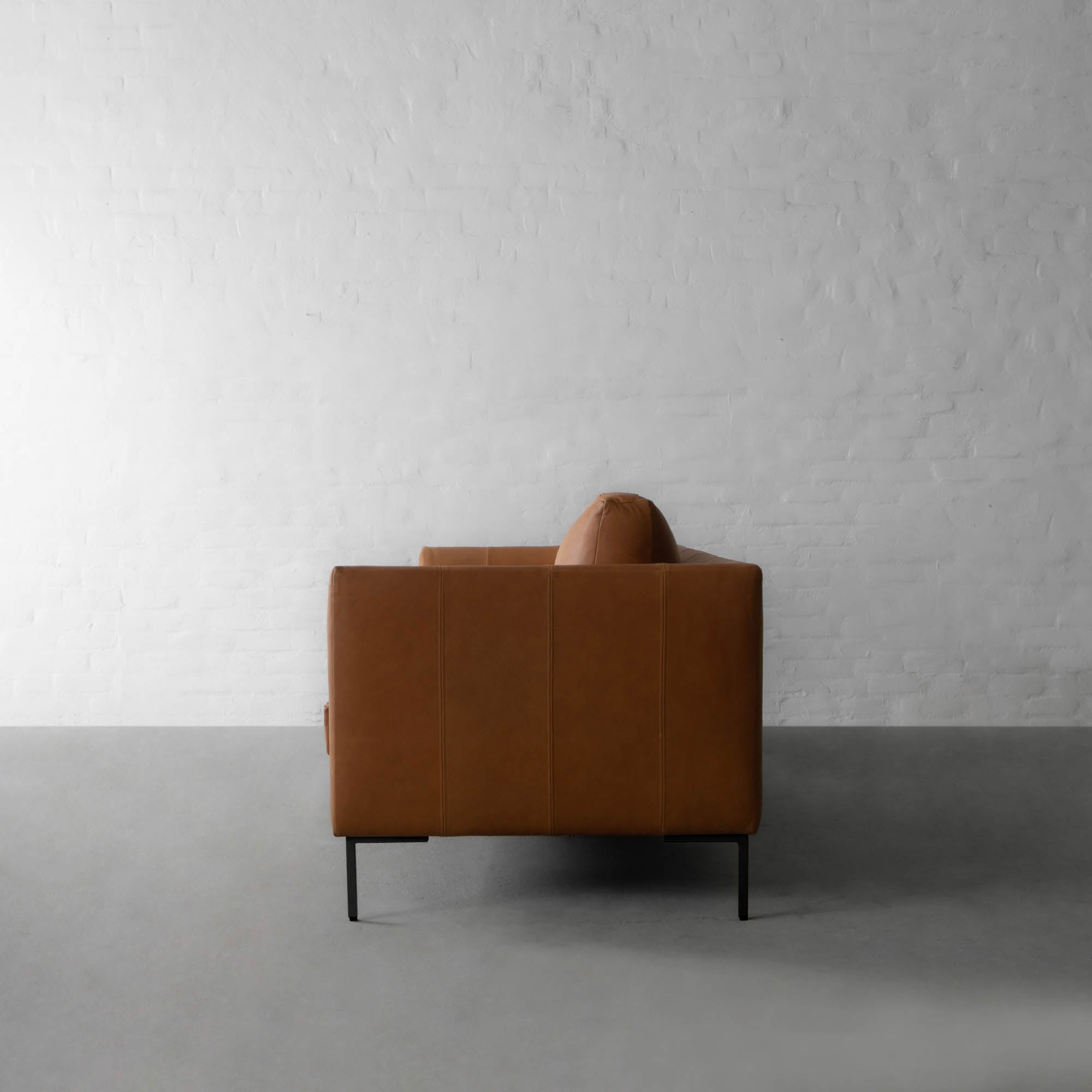 3 सीटर सोफा आधुनिक डिजाइन घरेलू फर्नीचर के लिए प्लाई और अपहोल्स्ट्री लेदरेट से बना टिकाऊ और आरामदायक गद्देदार लिविंग रूम के लिए बिल्कुल सही