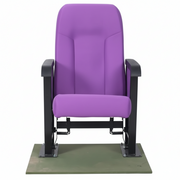 तकिये के ऊपर आर्मरेस्ट वाली लकड़ी की हल्की नीली कुर्सी