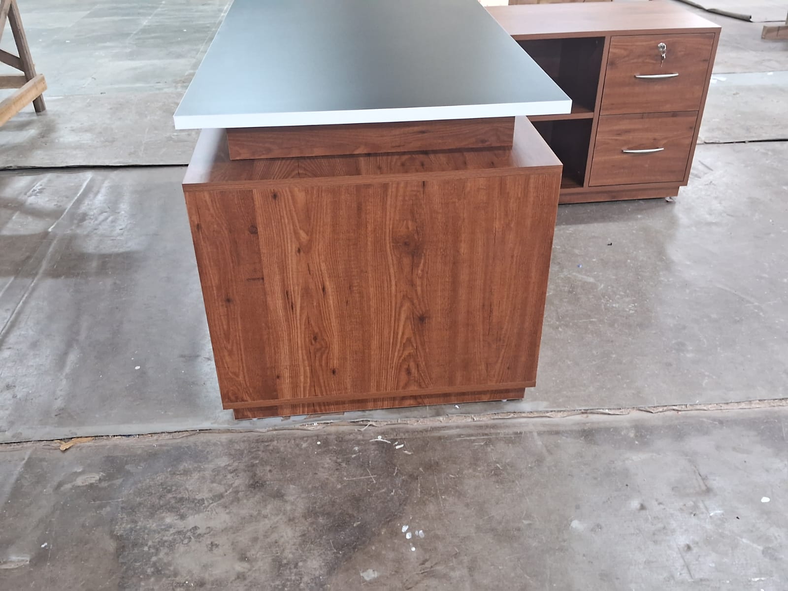 Director L-Shape Office Table Luxury Desk Made in Particle Board with Drawer, Integrated Cable Management, and CPU Storage - Brown
