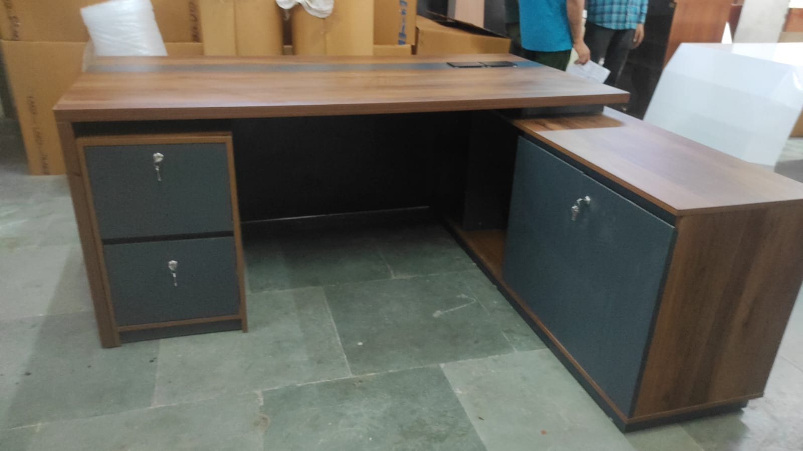 डायरेक्टर एल-आकार की टेबल, लक्ज़री आधुनिक ऑफिस डेस्क, प्लाईवुड से बनी, साइड यूनिट ड्रॉअर और खुलने योग्य स्टोरेज और पेडस्टल के साथ - अखरोट