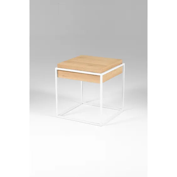 ধাতব ফ্রেম বেস সহ কাঠের সাইড টেবিল