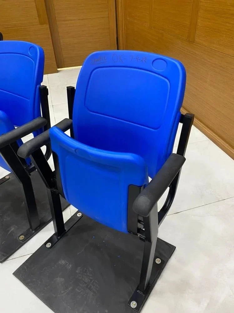 বালিশের উপরে আর্মরেস্ট সহ কাঠের হালকা নীল চেয়ার