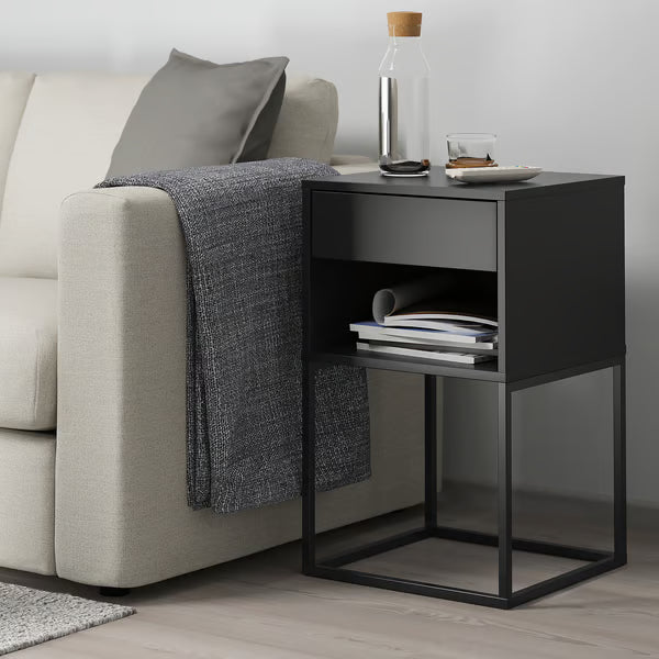 धातु फ्रेम में साइड टेबल