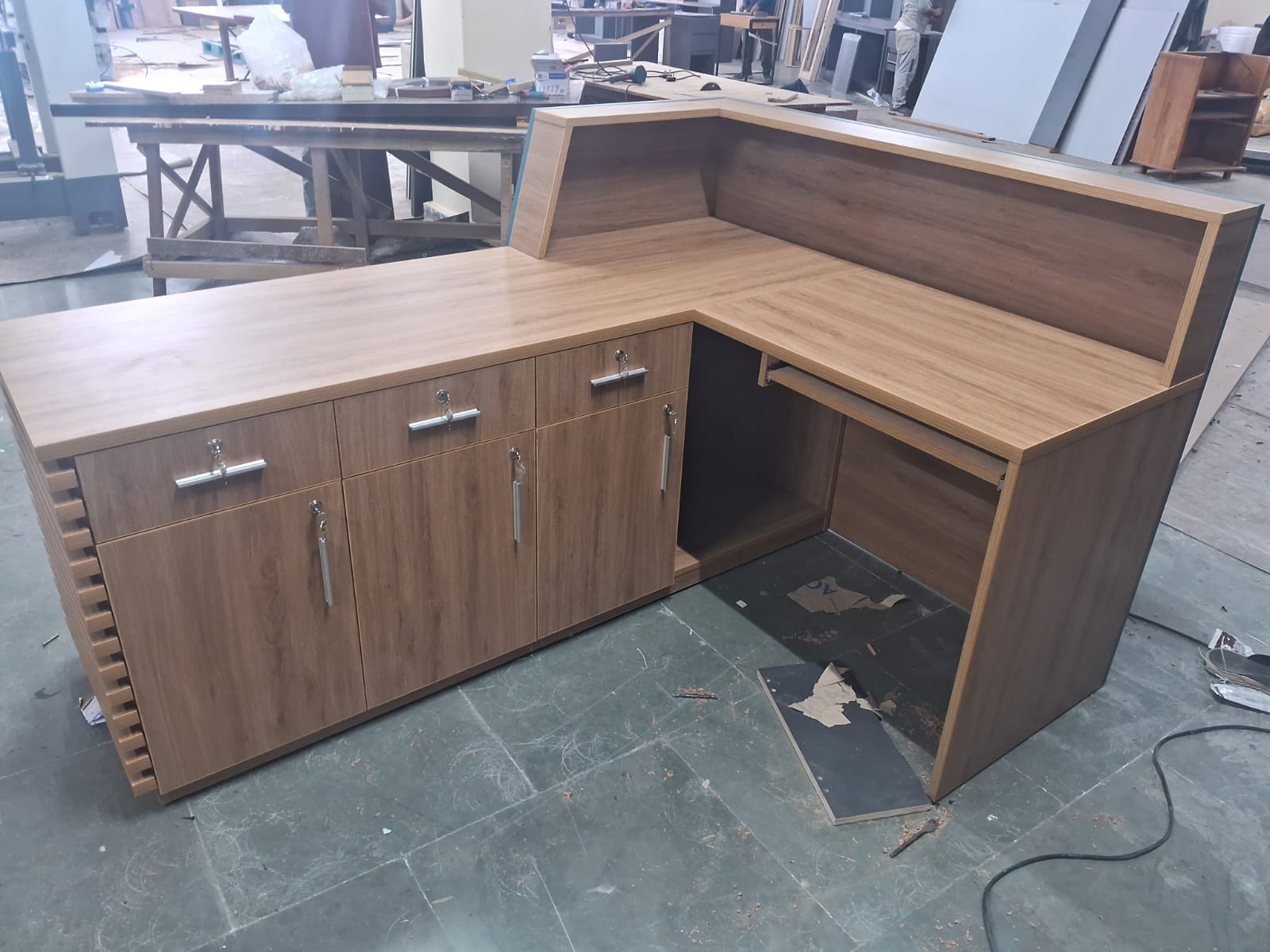 Reception Table with Pre-Laminated Surface, Side Panel & Modesty, Featuring Hettich Telescopic Channels