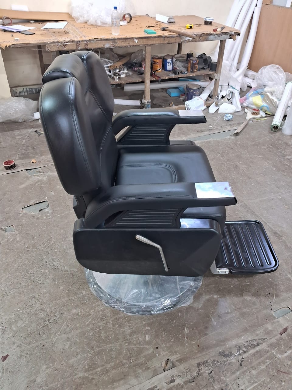 Salon Chair for Leatherette and Metal Frame Stylish with Adjustable and Recliner Parlor Chair Luxury High Premium Quality and Durable Barbershop & Tattoo Chair