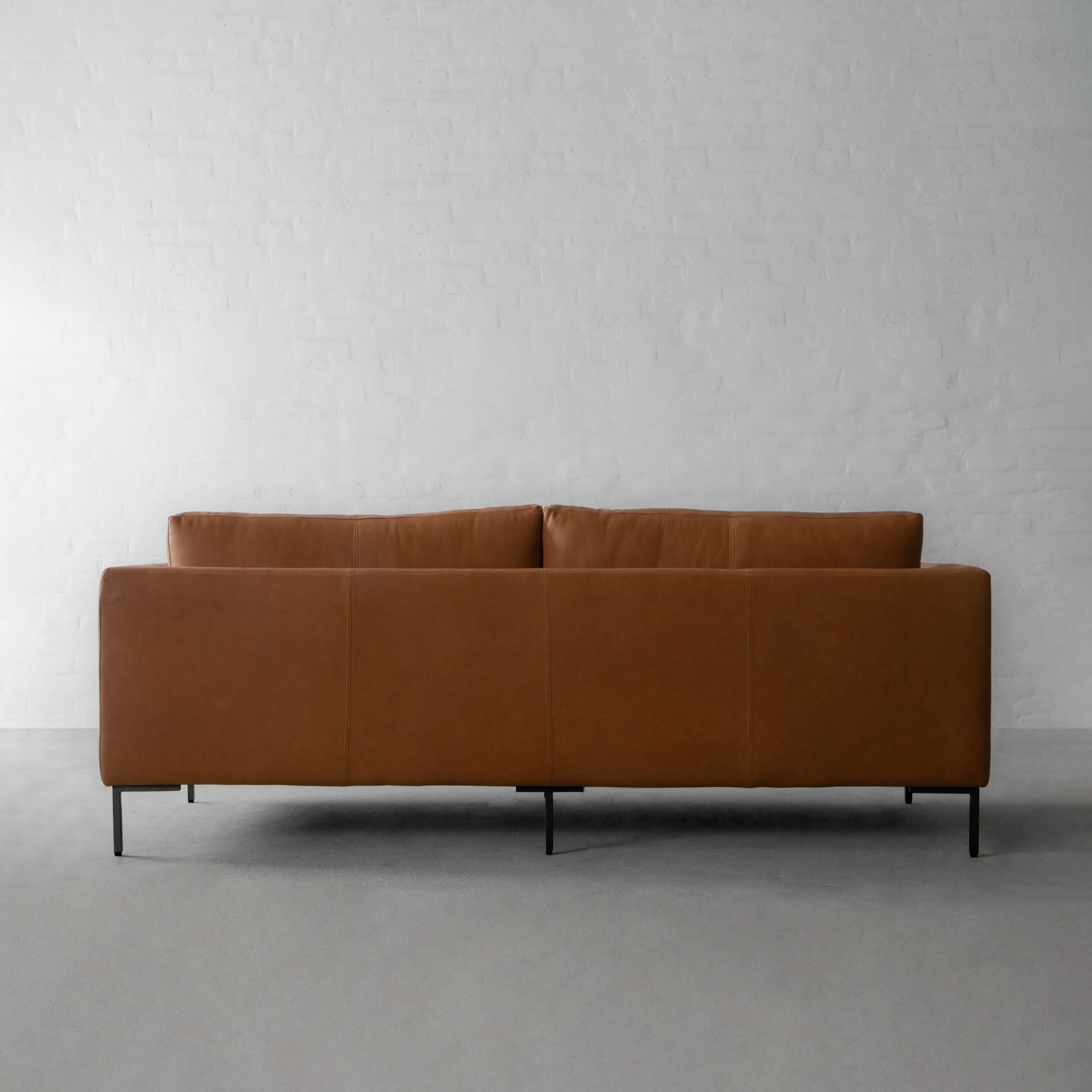 3 सीटर सोफा आधुनिक डिजाइन घरेलू फर्नीचर के लिए प्लाई और अपहोल्स्ट्री लेदरेट से बना टिकाऊ और आरामदायक गद्देदार लिविंग रूम के लिए बिल्कुल सही