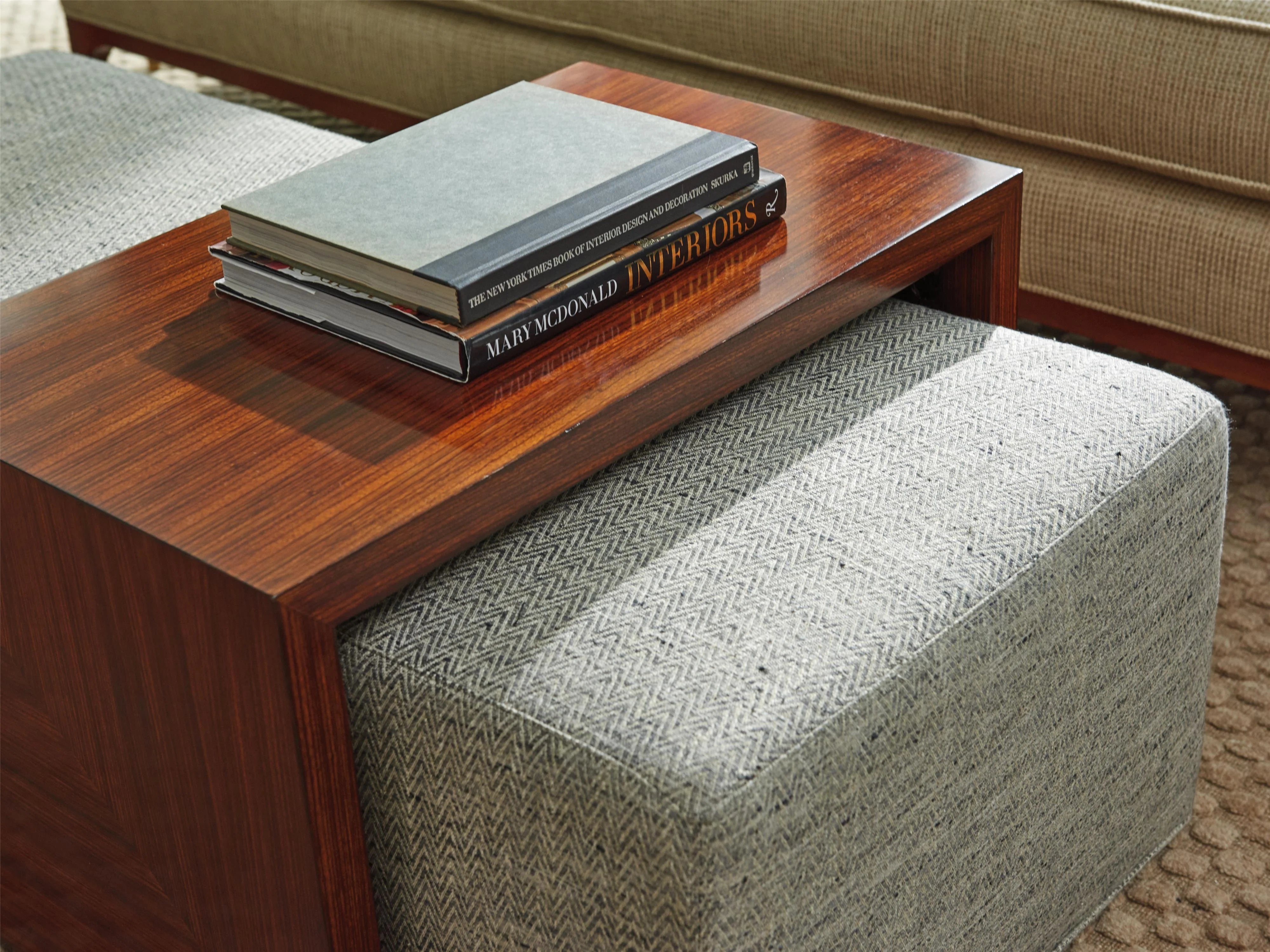 কাপড়ের আসবাবপত্র সহ কাঠের অটোমান