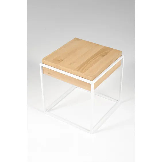 ধাতব ফ্রেম বেস সহ কাঠের সাইড টেবিল