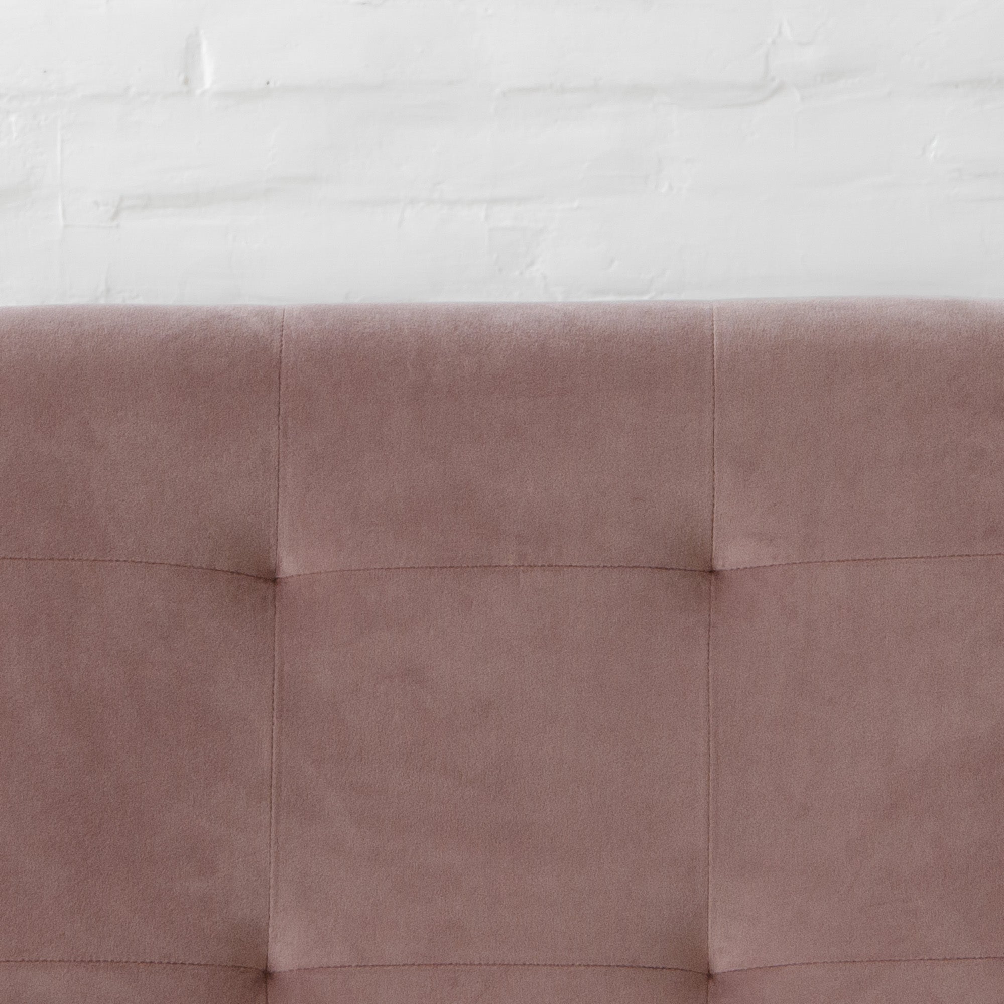 Plush Velvet Tufted Dining Chair - Mid-Century Modern Armchair for Elegant Home Furniture