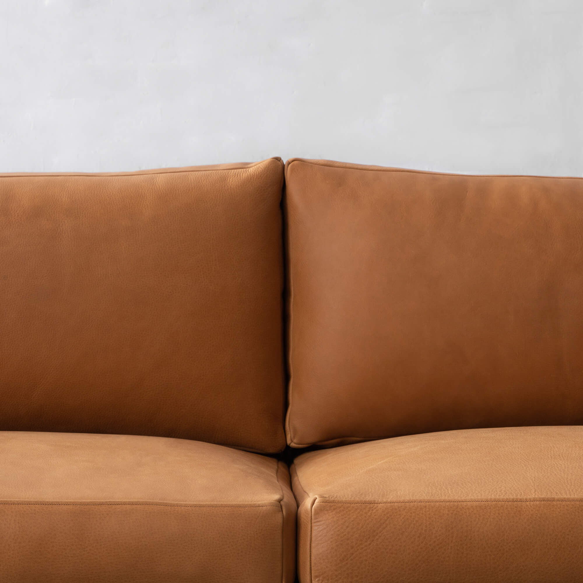 3 सीटर सोफा आधुनिक डिजाइन घरेलू फर्नीचर के लिए प्लाई और अपहोल्स्ट्री लेदरेट से बना टिकाऊ और आरामदायक गद्देदार लिविंग रूम के लिए बिल्कुल सही