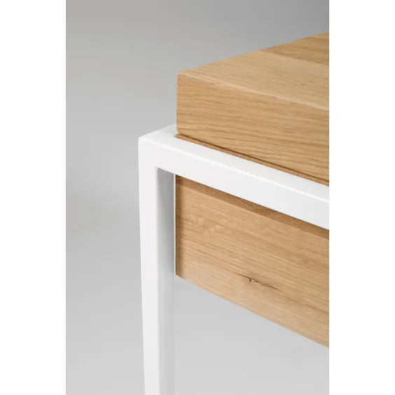 ধাতব ফ্রেম বেস সহ কাঠের সাইড টেবিল