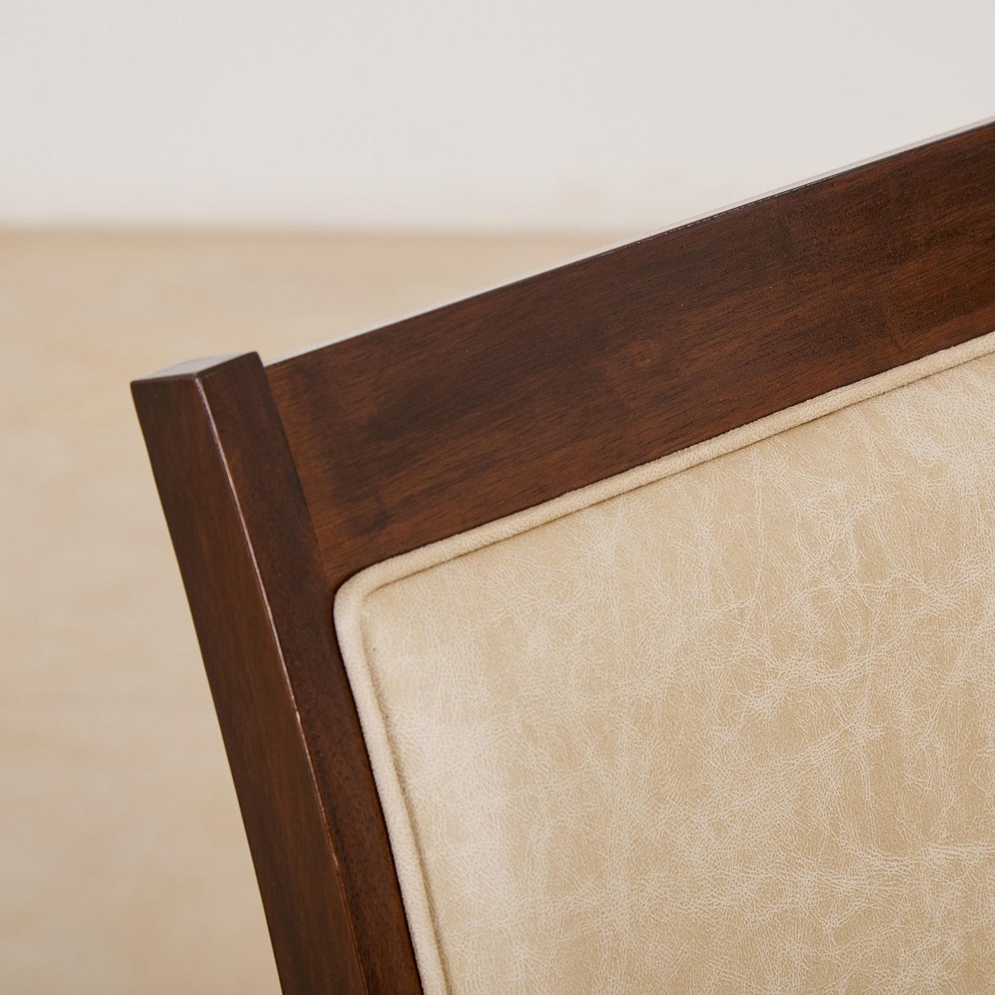 কাঠের ফ্রেম বেস সহ ডাইনিং চেয়ার