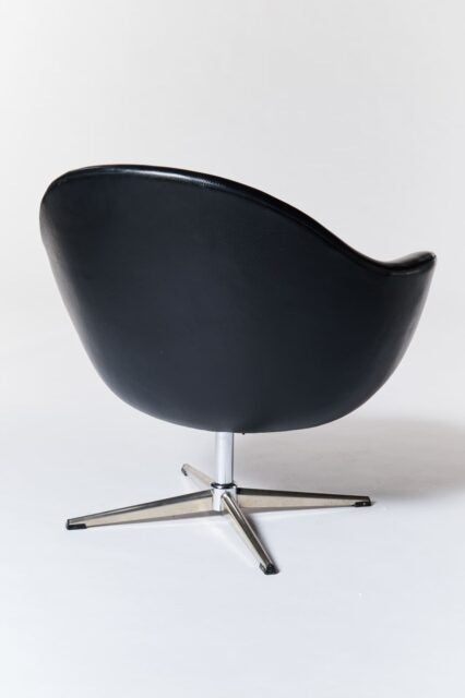 Lounge Chair With Leatherette Seat in Chrome Legs