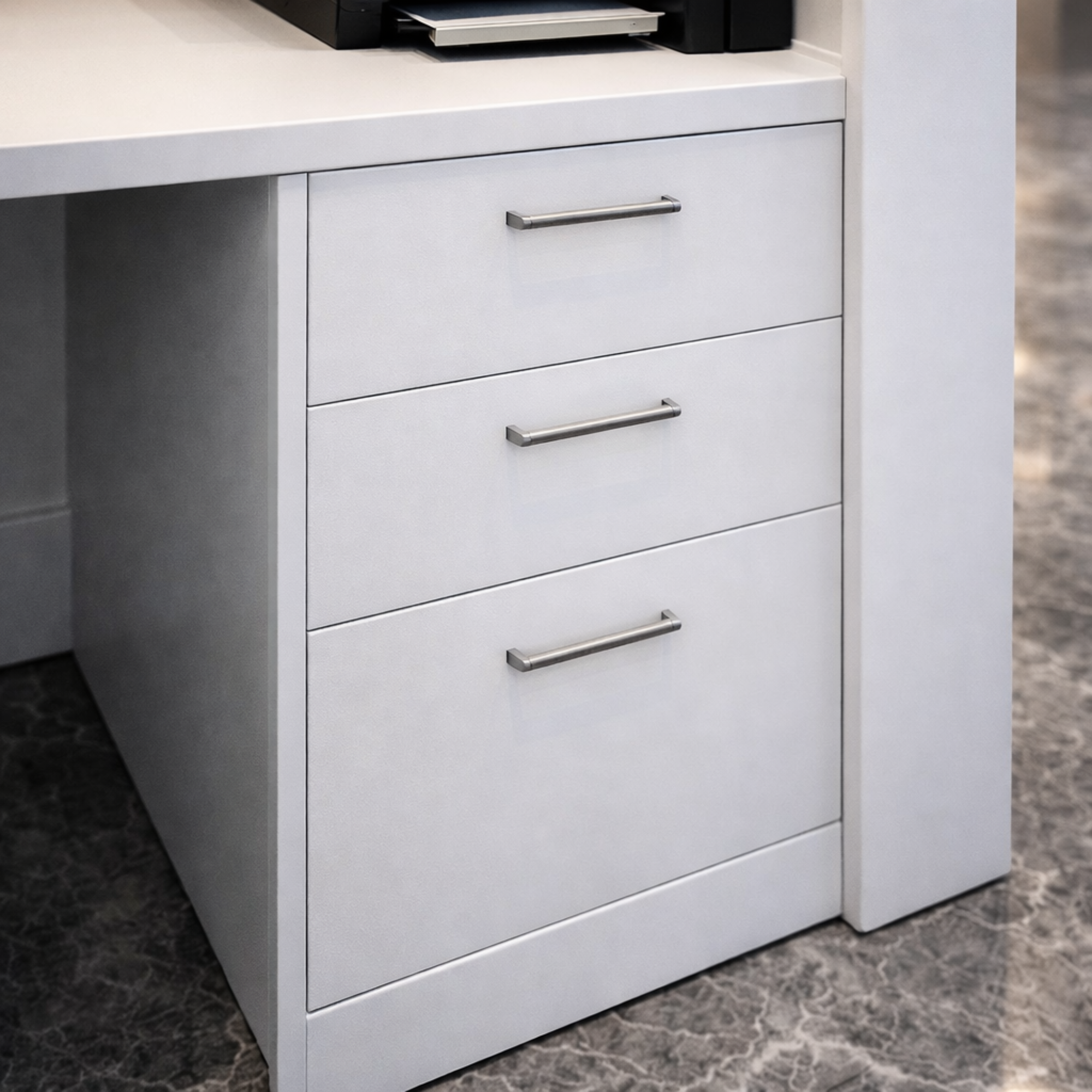 साइड पैनल और मोडेस्टी के साथ विस्तारित डीलिंग टॉप के साथ रिसेप्शन टेबल