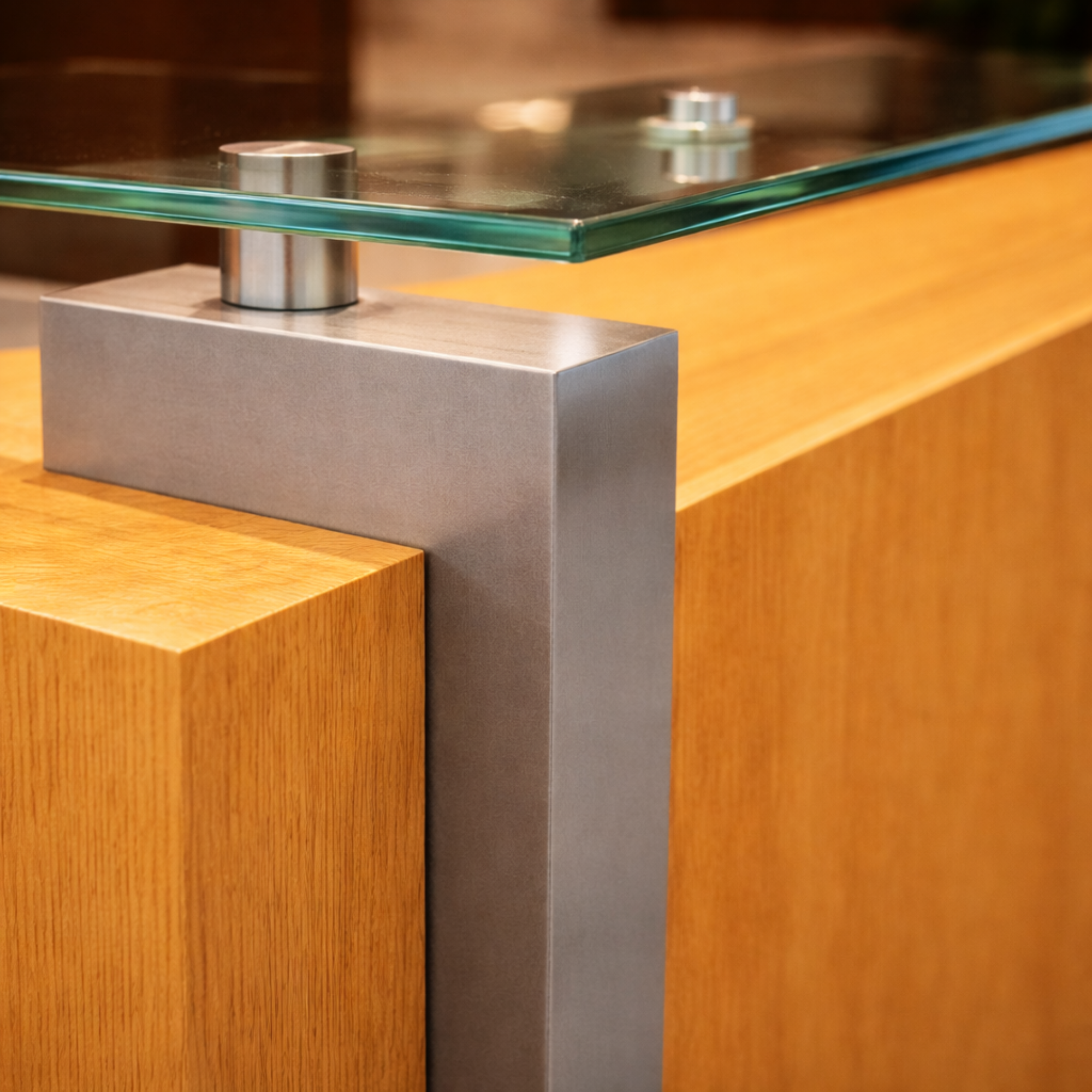 साइड पैनल और मोडेस्टी के साथ विस्तारित डीलिंग टॉप के साथ रिसेप्शन टेबल