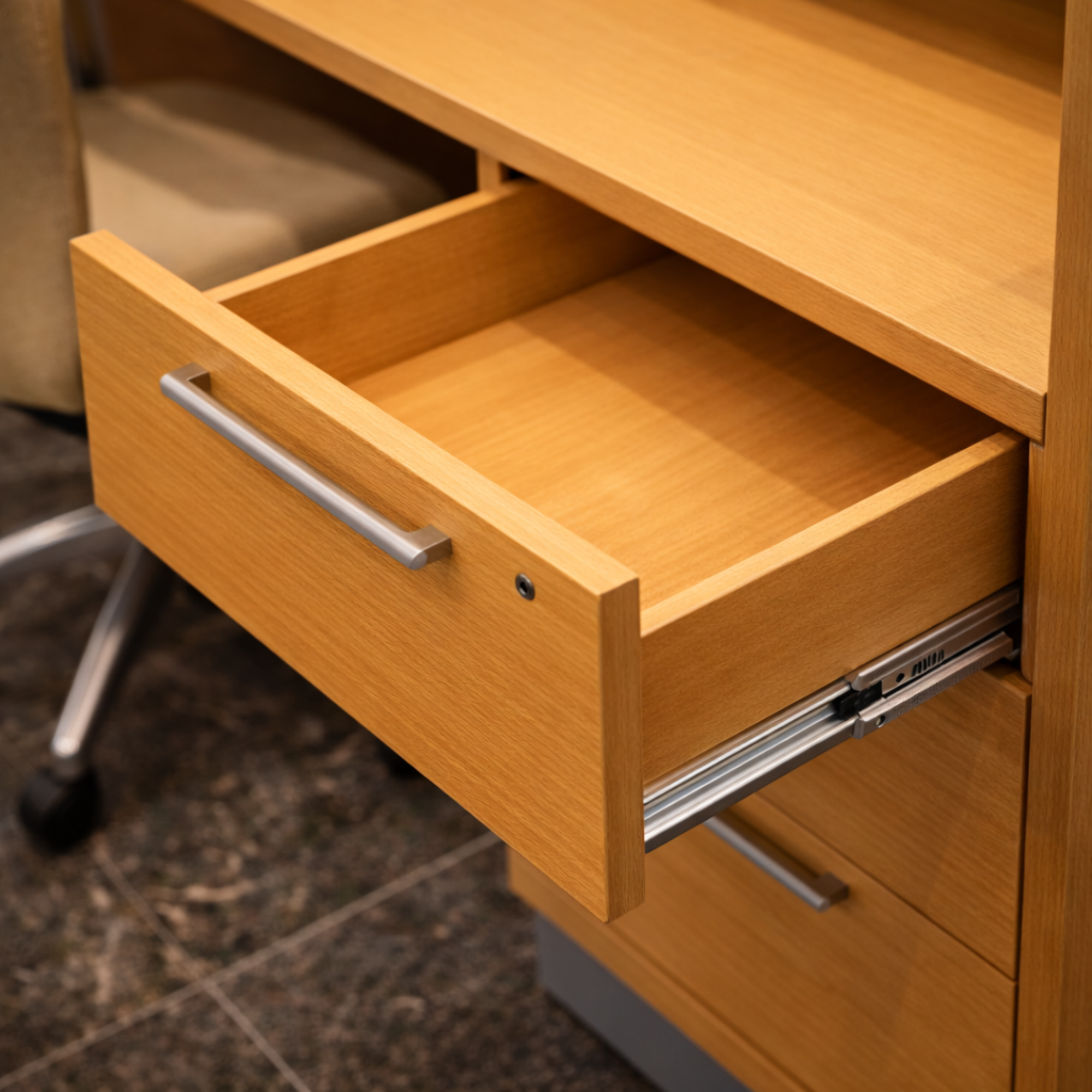 साइड पैनल और मोडेस्टी के साथ विस्तारित डीलिंग टॉप के साथ रिसेप्शन टेबल