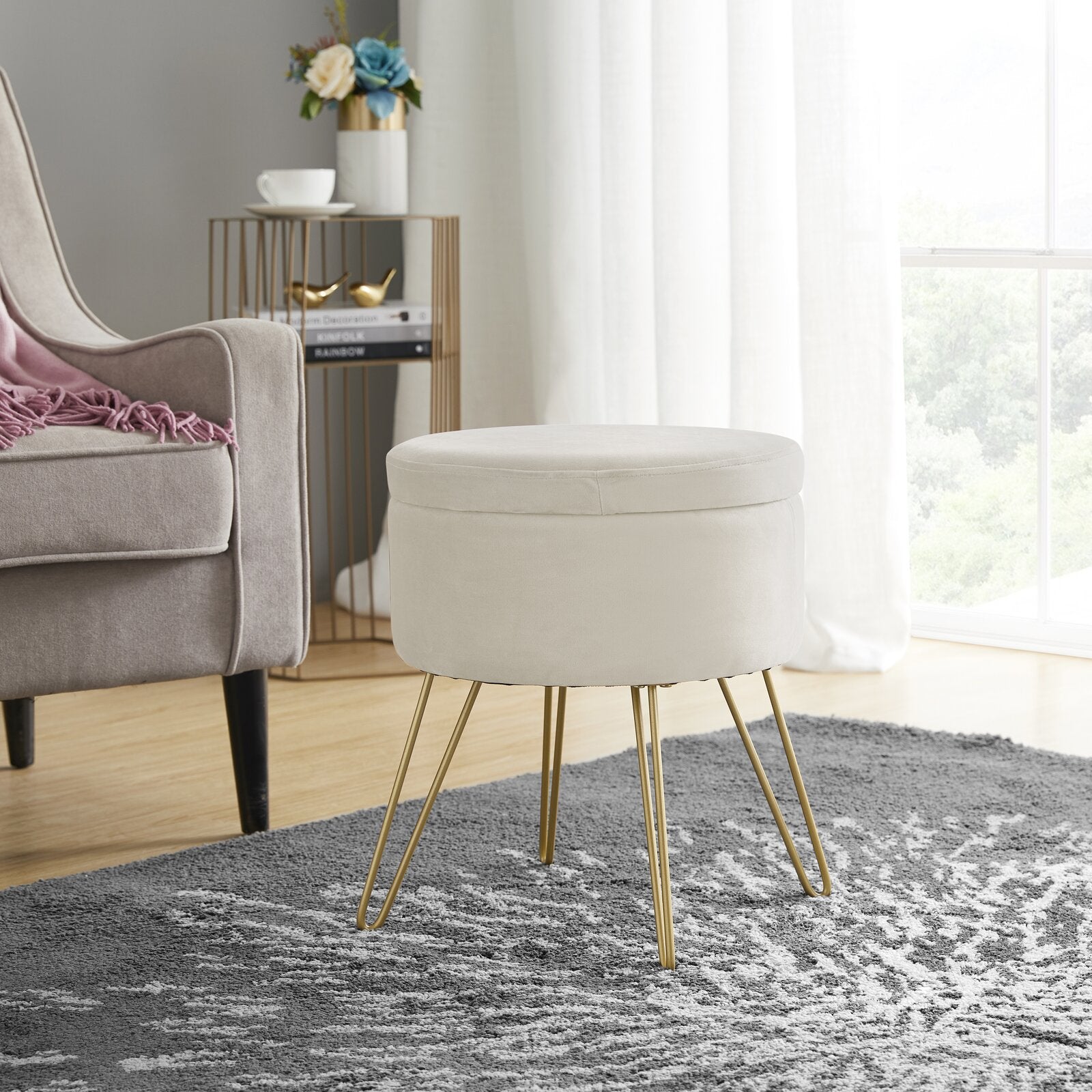 फ़ैब्रिक अपहोल्स्ट्री और मेटल लेग्स बेस पाउफ़ स्टोरेज के साथ