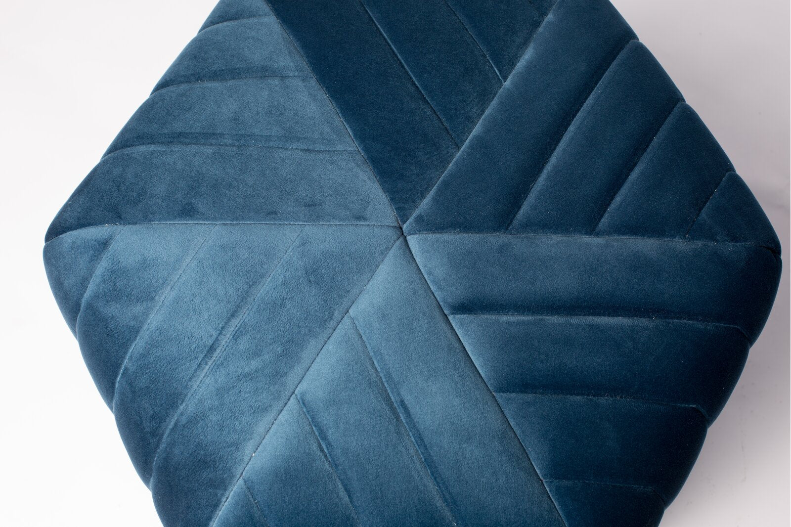 फ़ैब्रिक अपहोल्स्ट्री और लकड़ी के बेस वाला पाउफ़