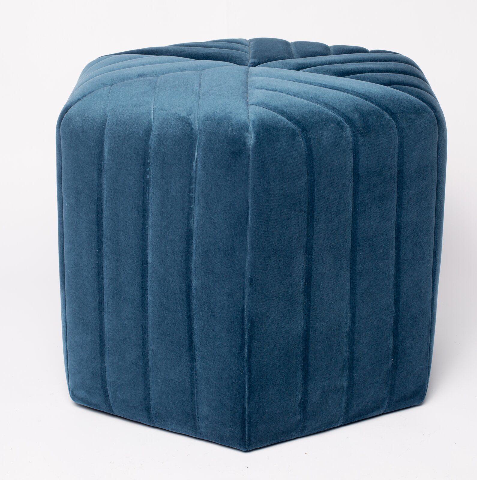 फ़ैब्रिक अपहोल्स्ट्री और लकड़ी के बेस वाला पाउफ़