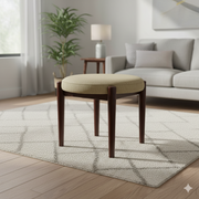 कपड़े का असबाब और लकड़ी का पाउफ़