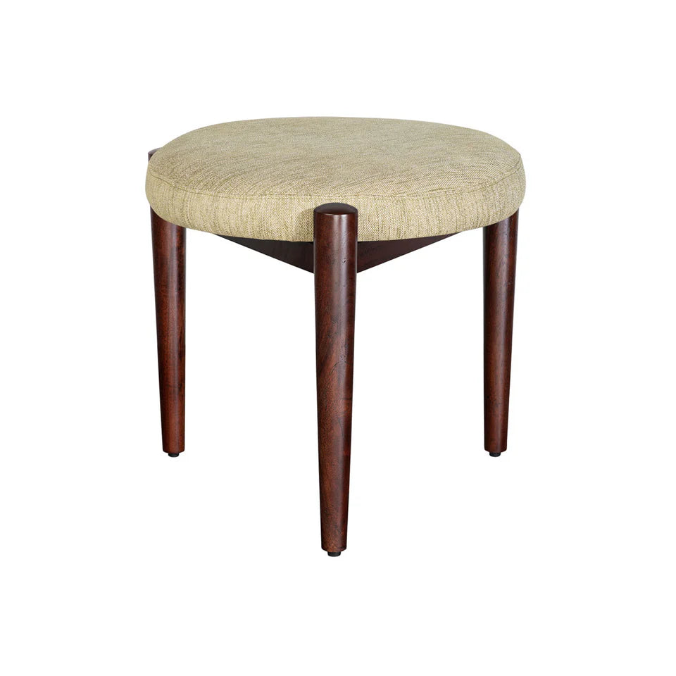 कपड़े का असबाब और लकड़ी का पाउफ़