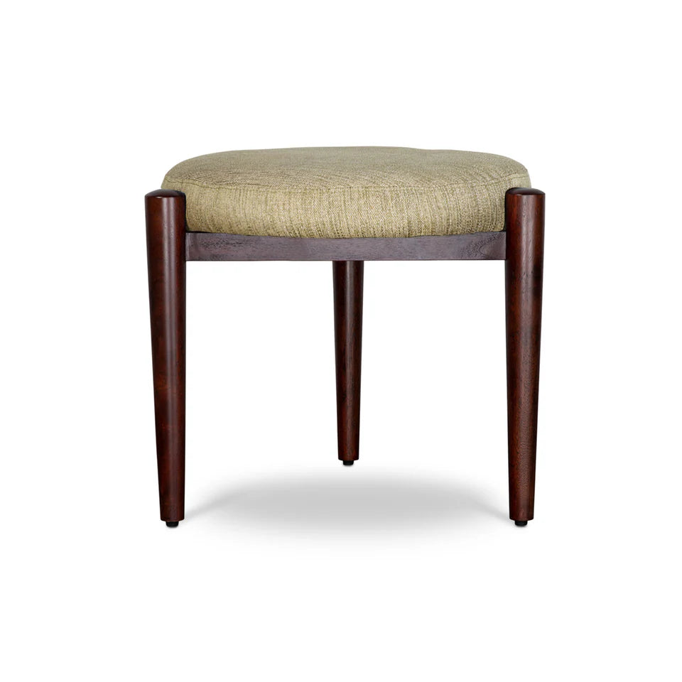 कपड़े का असबाब और लकड़ी का पाउफ़