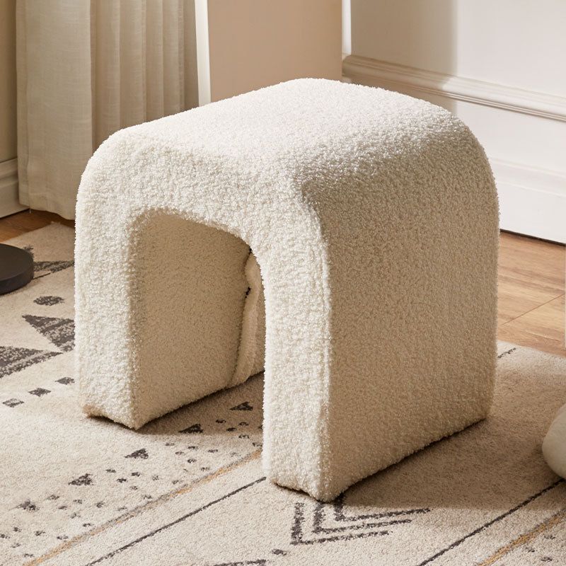 कपड़े का असबाब और लकड़ी का पाउफ़