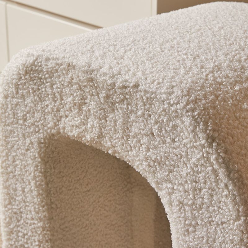 कपड़े का असबाब और लकड़ी का पाउफ़