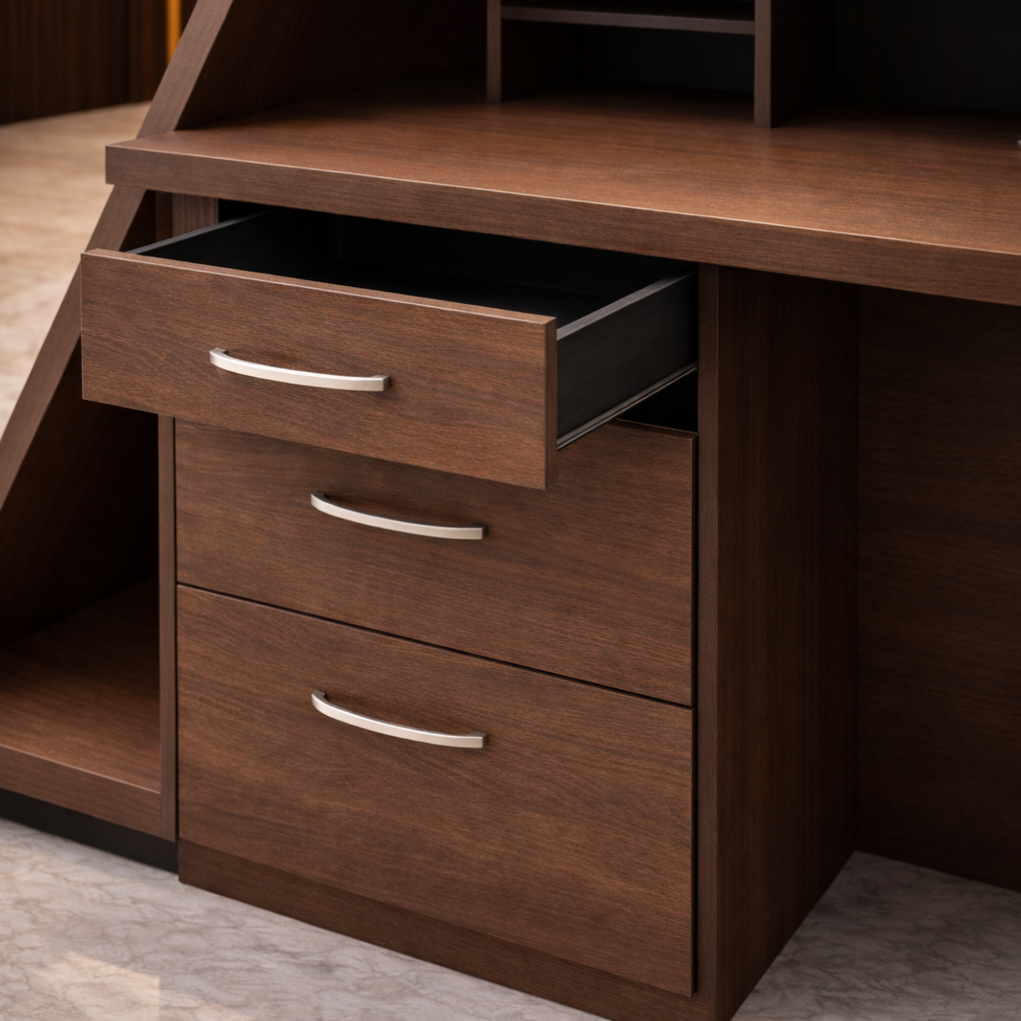 ইঞ্জিনিয়ারড কাঠ দিয়ে তৈরি অভ্যর্থনা টেবিলটি আখরোট, চকচকে কালো এবং কর্দমাক্ত ধূসর ল্যামিনেটের সংমিশ্রণে তৈরি। অন্তর্নির্মিত ওয়্যার ম্যানেজমেন্ট গ্রোমেট দিয়ে ডিজাইন করা হয়েছে