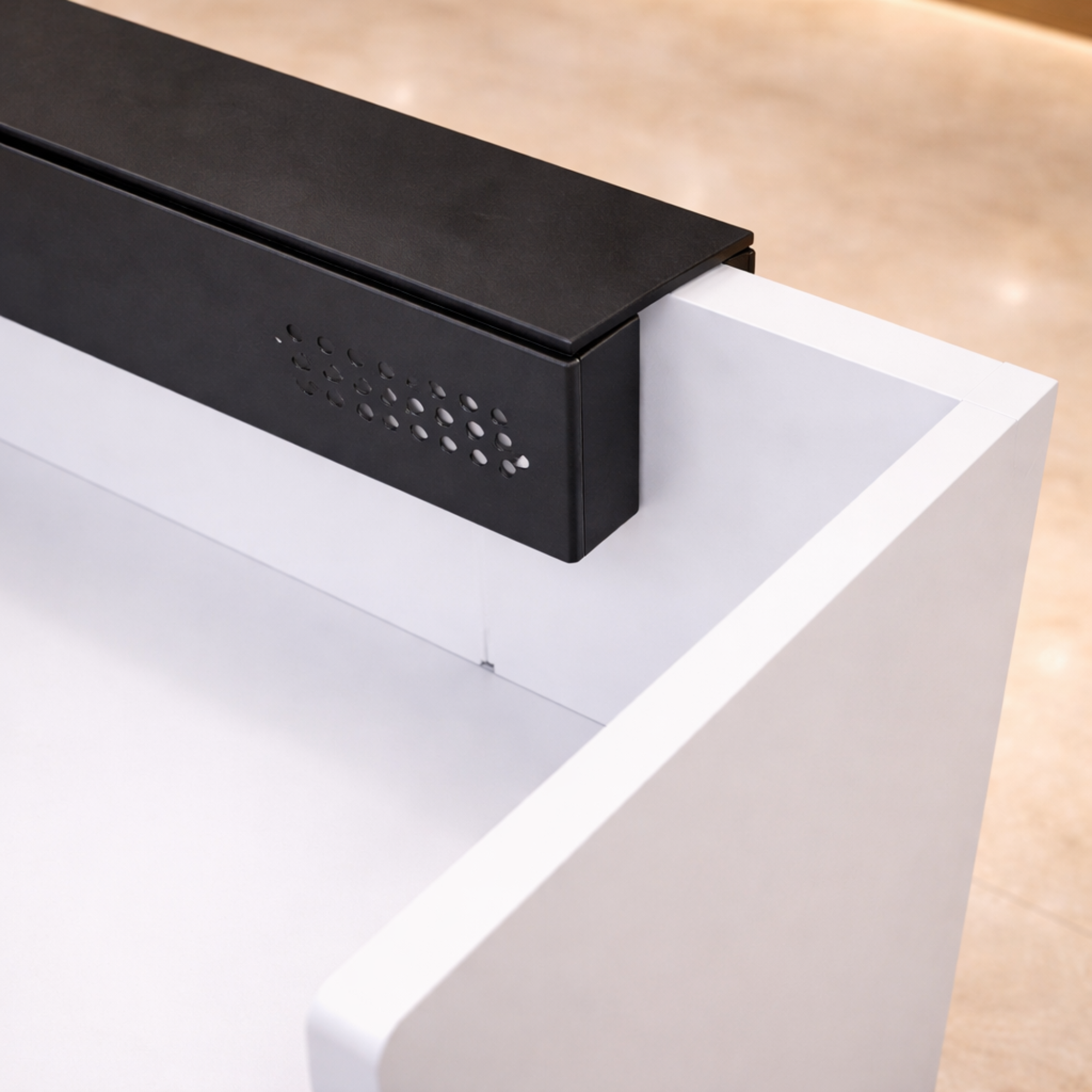 অফিস এবং হোটেলের ফ্রন্ট ডেস্কের জন্য অভ্যর্থনা টেবিল, তারযুক্ত ম্যানেজার সহ ইঞ্জিনিয়ারড কাঠ এবং কালো পাউডার লেপা কিক প্লেটে তৈরি - কালো এবং সাদা