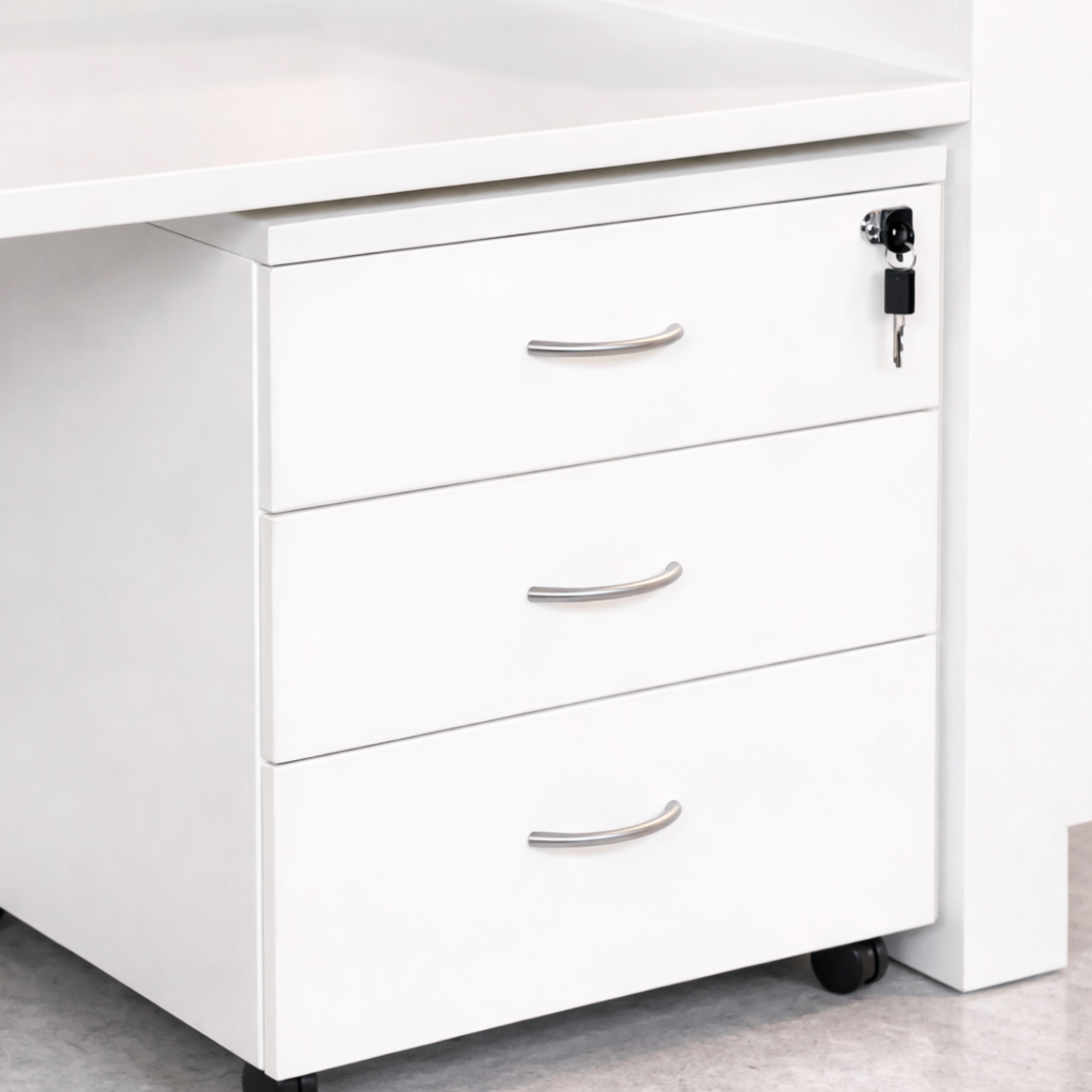 অ্যালুমিনিয়াম ট্রিম লাইন সহ ইঞ্জিনিয়ারড কাঠ দিয়ে তৈরি অফিসের জন্য অভ্যর্থনা টেবিল পেশাদার প্রথম ছাপের জন্য স্টাইলিশ ডিজাইন