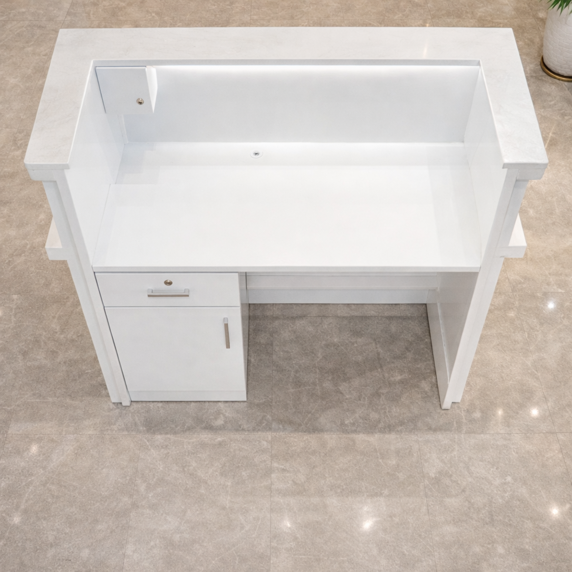 कार्यालय और होटल के फ्रंट काउंटर डेस्क के लिए रिसेप्शन टेबल, पार्टिकल बोर्ड और ठोस लकड़ी से पॉलिश के साथ निर्मित (बिना लाइट के)