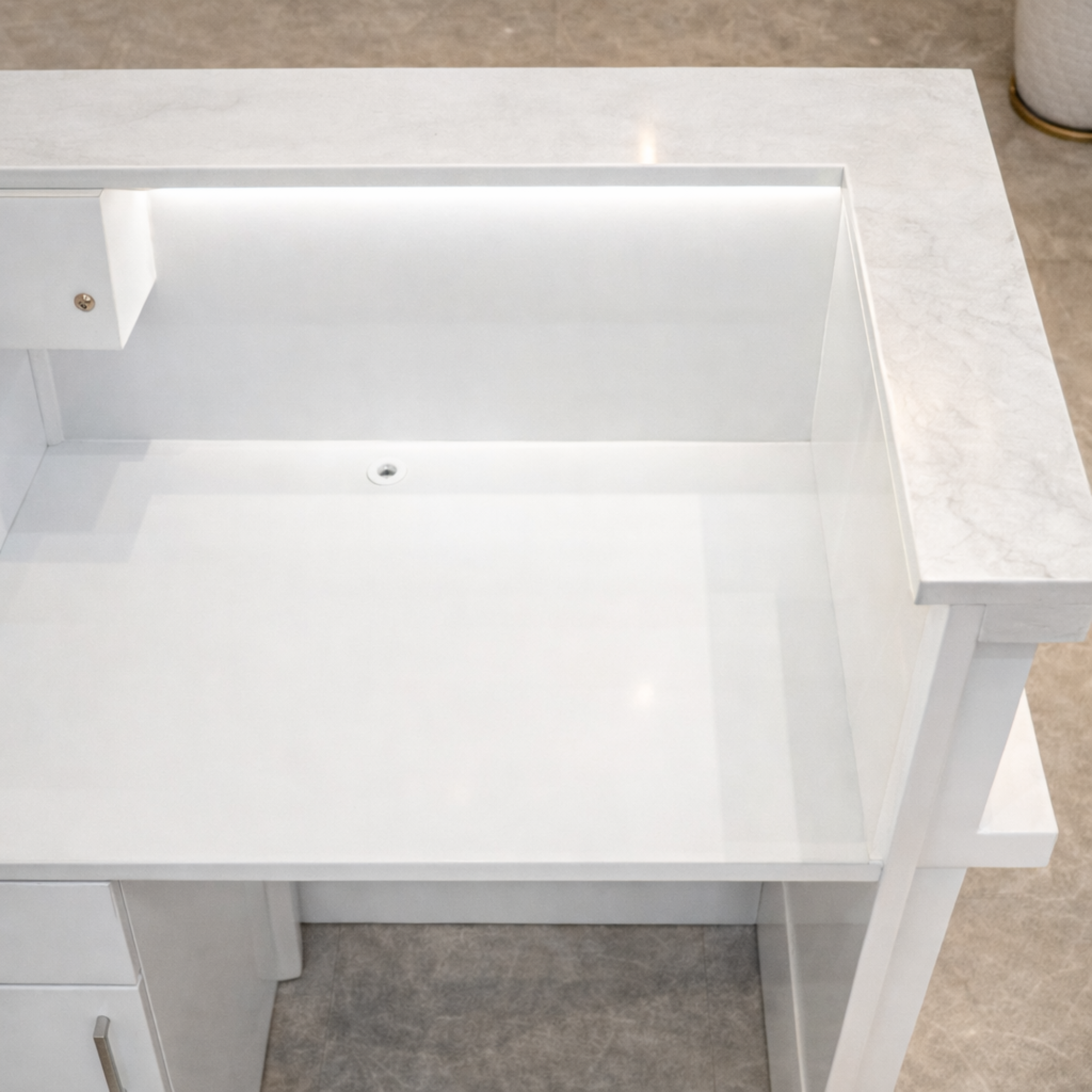 कार्यालय और होटल के फ्रंट काउंटर डेस्क के लिए रिसेप्शन टेबल, पार्टिकल बोर्ड और ठोस लकड़ी से पॉलिश के साथ निर्मित (बिना लाइट के)