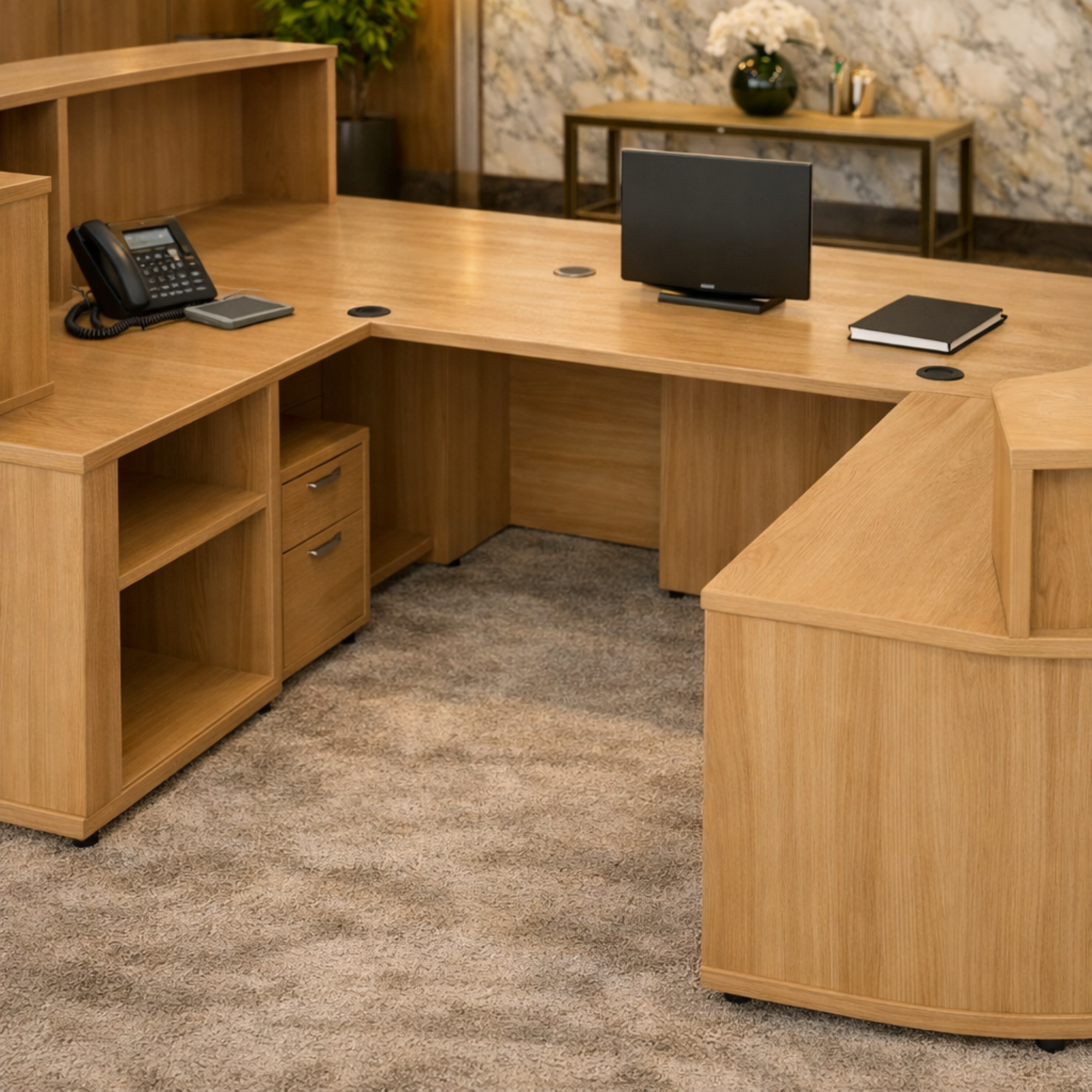 অফিসের জন্য U আকৃতির স্টাইলিশ ডিজাইনের রিসেপশন টেবিল, ল্যামিনেট এবং দুটি গোলাকার তারের ম্যানেজার এবং ২ জনের বসার জন্য ক্যাশিয়ার কাউন্টার টেবিল সহ MDF দিয়ে তৈরি।