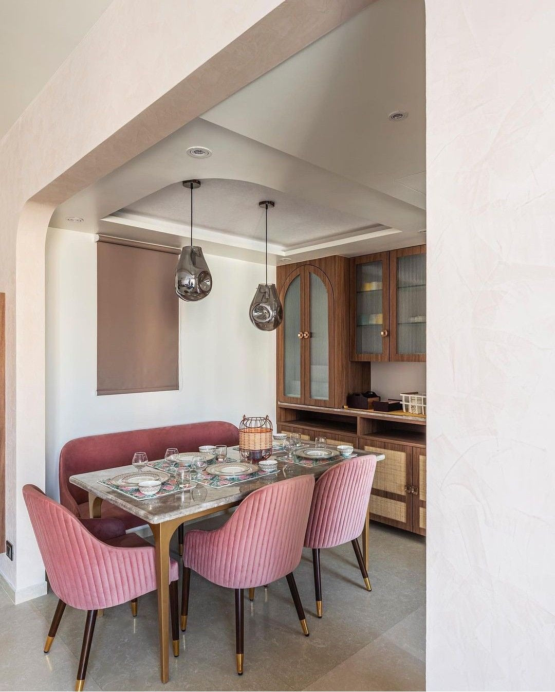 Chic Dining Corner – 7ft x 5ft Setup with Velvet Chairs and Marble Tabletop