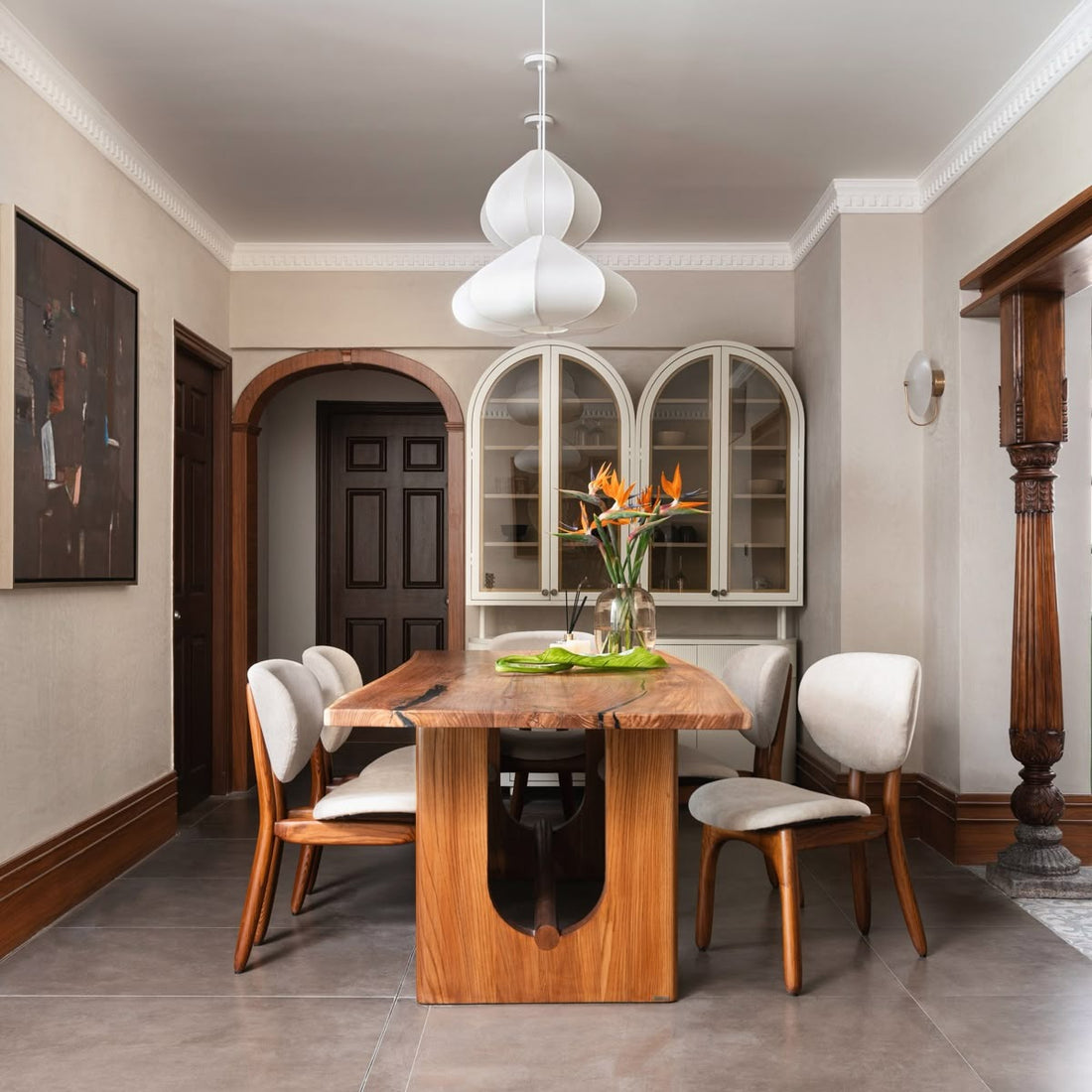 Classic Contemporary Dining Room Design – 11ftx 13ft Space with Solid Wood Accents and Timeless Charm